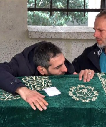 Babadan küçük kızına acı dolu veda: Kızının tabuta sarılarak gözyaşlarına boğuldu