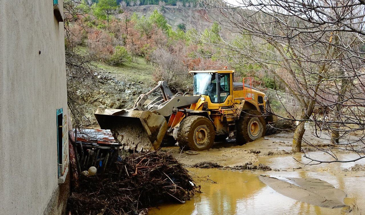  Yapay gölet taştı: 1 ev ve ahırı su bastı