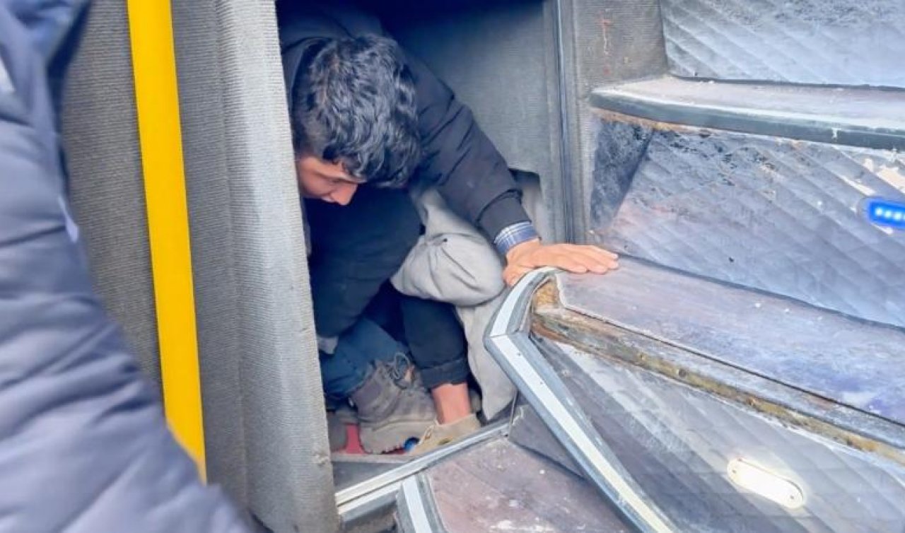 Yolcusu bulunmayan otobüsün bagajından 53 düzensiz göçmen çıktı