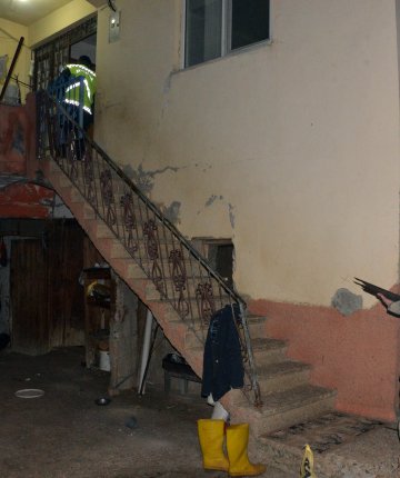 Tartıştığı karısını tabancayla başından vurup öldürdü