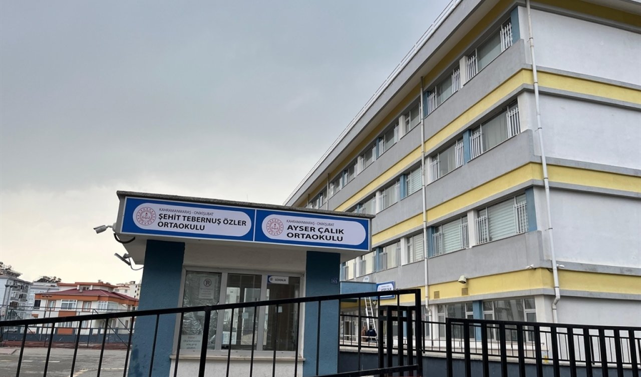 Kahramanmaraş’ta saldırının gerçekleştiği okulun tabelası yeni binaya asıldı 