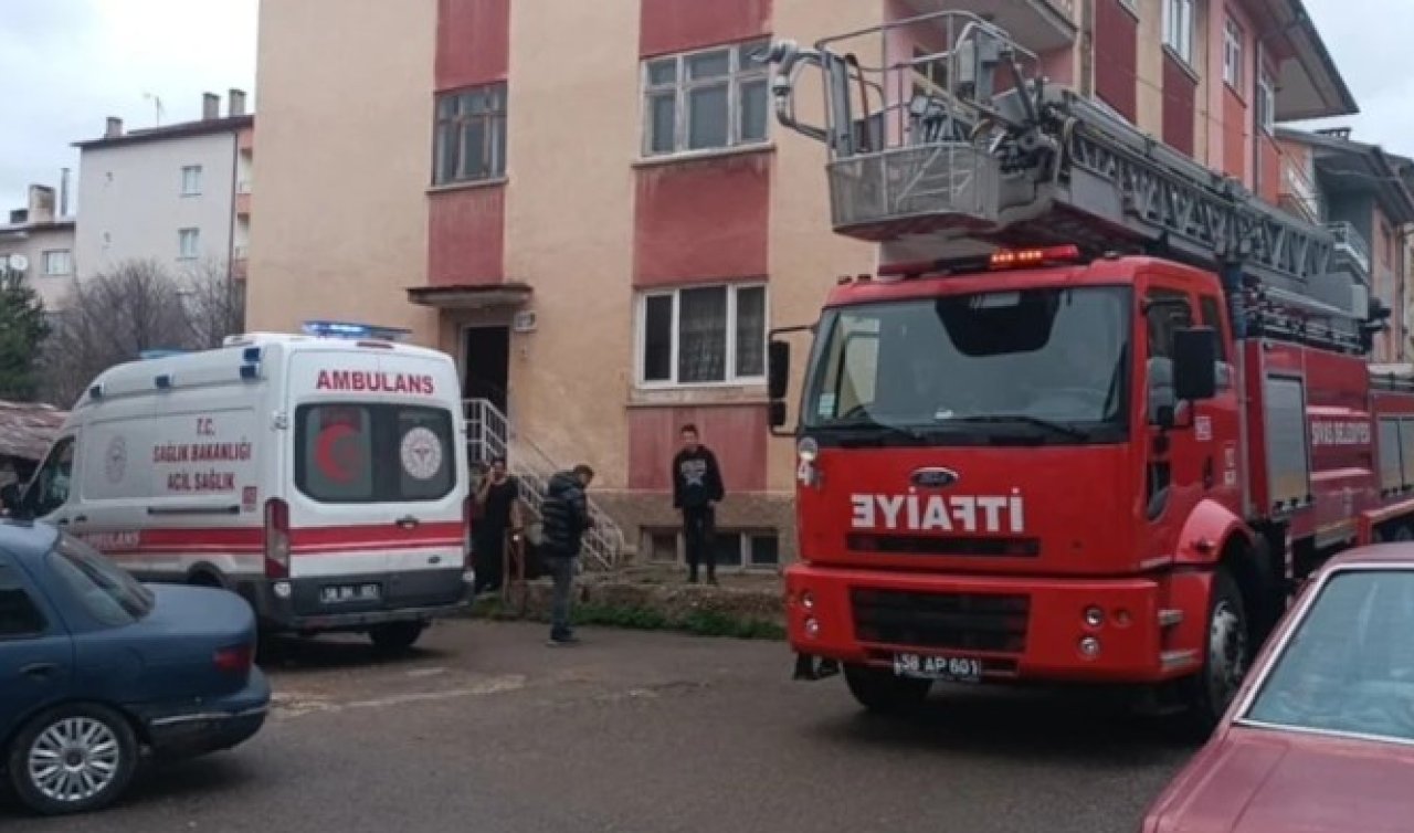 Eşini dört yerinden bıçaklayıp eve kilitledi