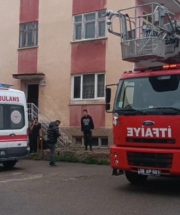 Eşini dört yerinden bıçaklayıp eve kilitledi