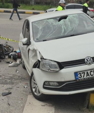 Hastane yolunda feci kaza! Otomobil ile motosiklet çarpıştı: 3 yaralı