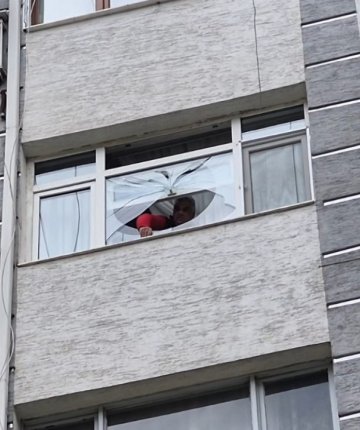 Fırtınada kırılan cam 6’ncı kattan vatandaşın üzerine düştü