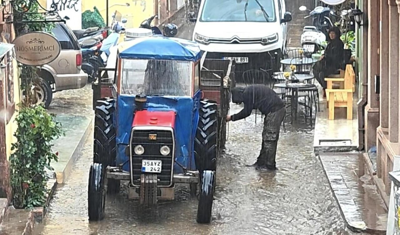 Sağanak nedeniyle cadde ve sokaklar göle döndü