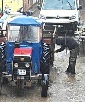 Sağanak nedeniyle cadde ve sokaklar göle döndü