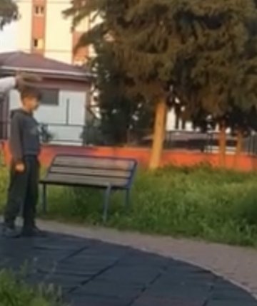 Parkta çocuğa oyuncak silahla atış talimi yaptırdı