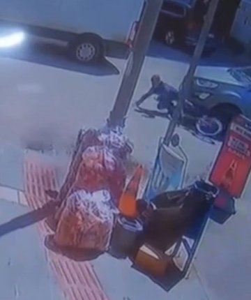 Bisikletiyle otomobilin altına giren çocuk metrelerce sürüklendi: O anlar kamerada