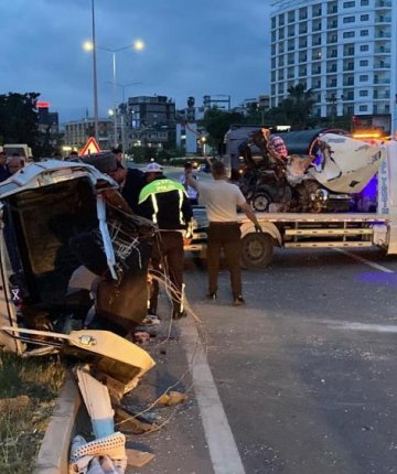 Direğe çarpan araç ikiye bölündü: 4 kişi yaralandı