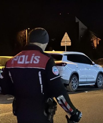 Ani fren yapıp kaçan sürücü zincirleme kazaya neden oldu: 3 yaralı