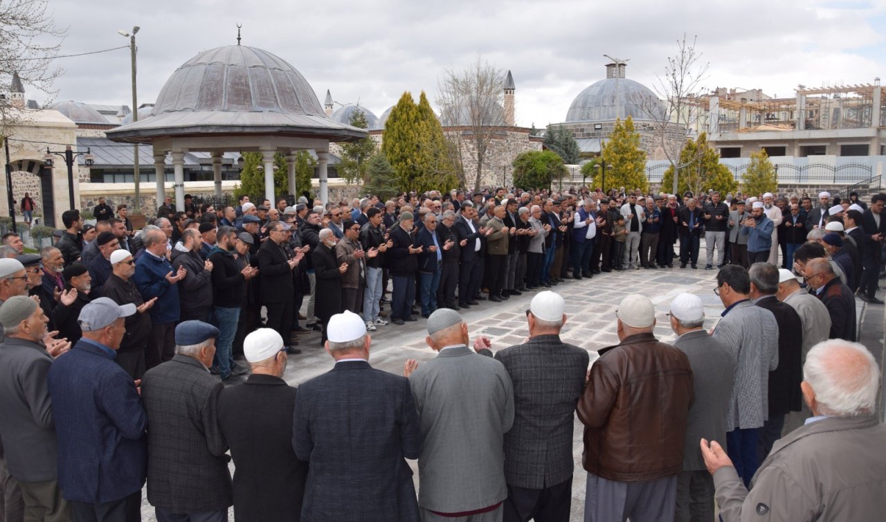 Karapınar’dan hacı adayları dualarla uğurlandı