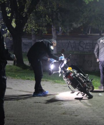 Parkta iki grup tabanca ve bıçakla birbirine girdi: 2 yaralı