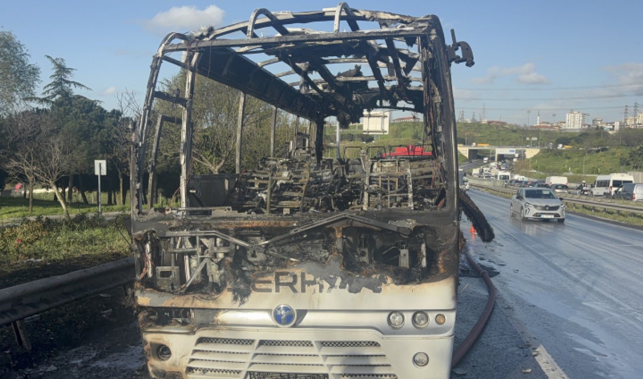 Seyir halindeyken yanan midibüs demir yığınına döndü 