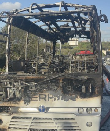 Seyir halindeyken yanan midibüs demir yığınına döndü 