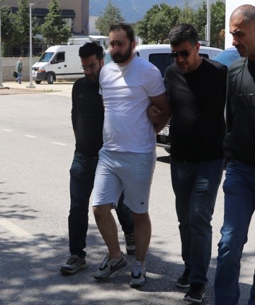 Kız arkadaşının eski eşini bıçaklayarak öldürdü