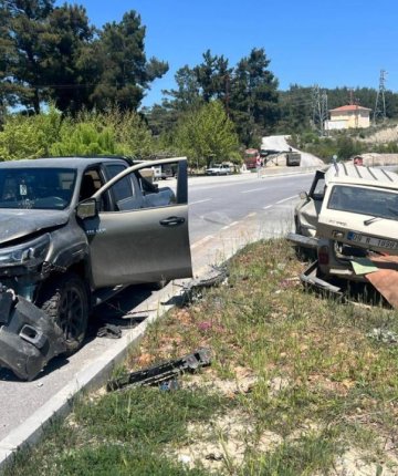 Kamyonet ile otomobil çarpıştı: 1 ölü