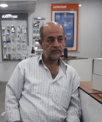 Gecekondunun çatısına uçan servis aracının şoförü hayatını kaybetti