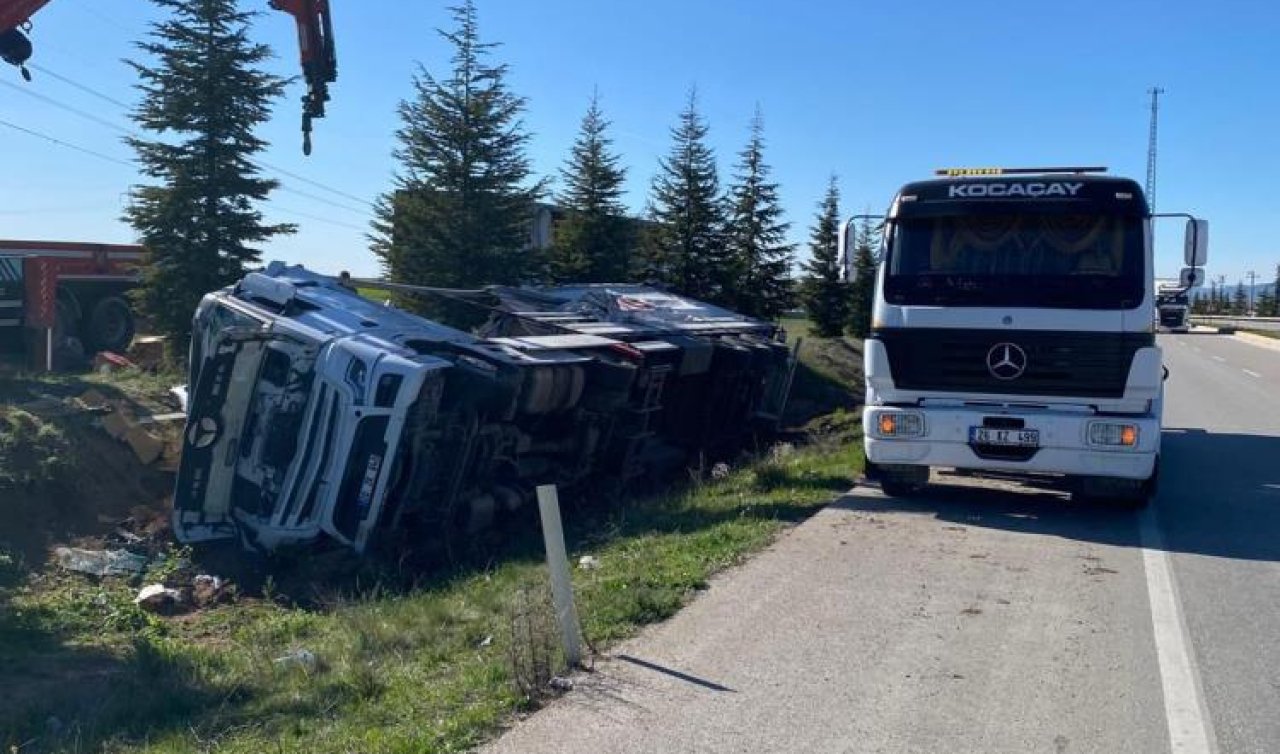 Korkutan kaza: Tır şarampole devrildi