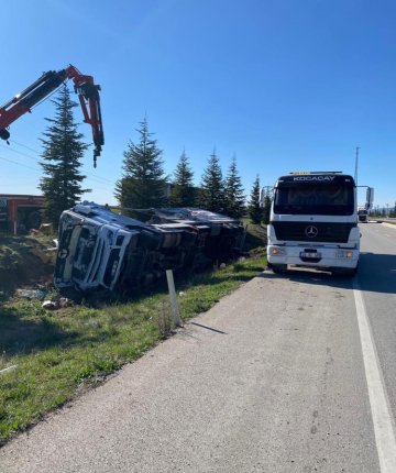Korkutan kaza: Tır şarampole devrildi