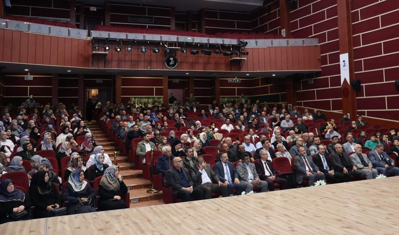 Akşehir’de “Dijital Dünyada Değerli Ailem’’ konferansı yoğun ilgi gördü