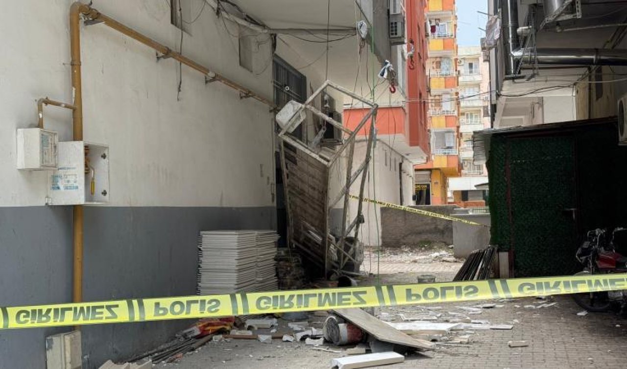 İnşaat asansörü düştü: 1 işçi balkonda asılı kaldı