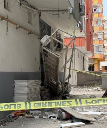 İnşaat asansörü düştü: 1 işçi balkonda asılı kaldı