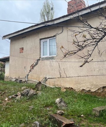 Sağanak yağışın ardından toprak kayması: 9 yapı hasar gördü
