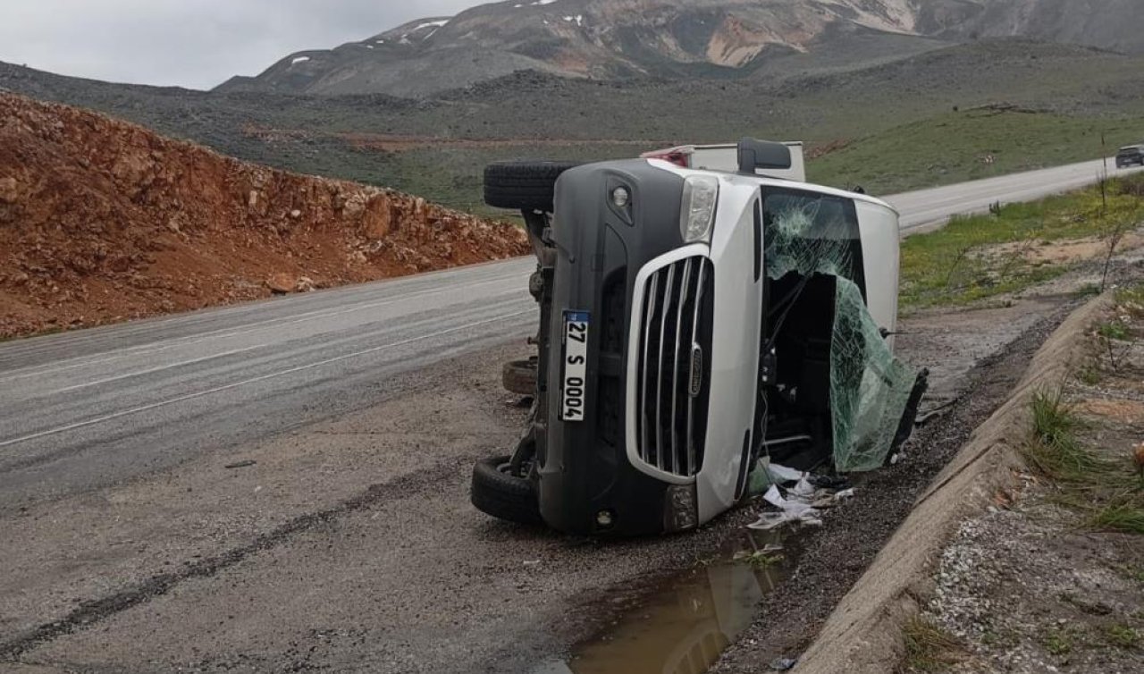 Taziyeye gidenleri taşıyan minibüs devrildi: 11 yaralı