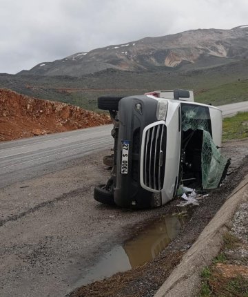Taziyeye gidenleri taşıyan minibüs devrildi: 11 yaralı