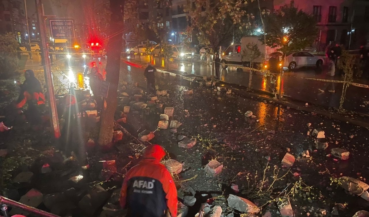 Sağanak yağışta camiye yıldırım düştü: Minare yıkıldı