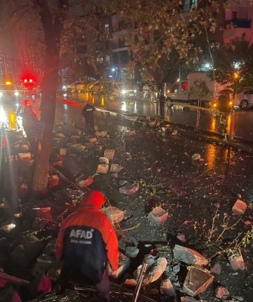 Sağanak yağışta camiye yıldırım düştü: Minare yıkıldı