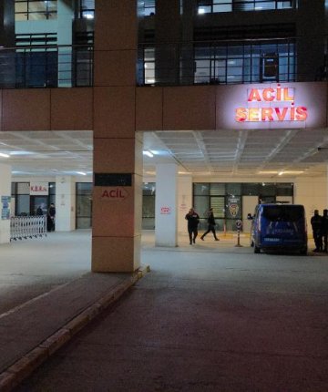 Askeri araç duvara çarptı: 2 asker yaralandı