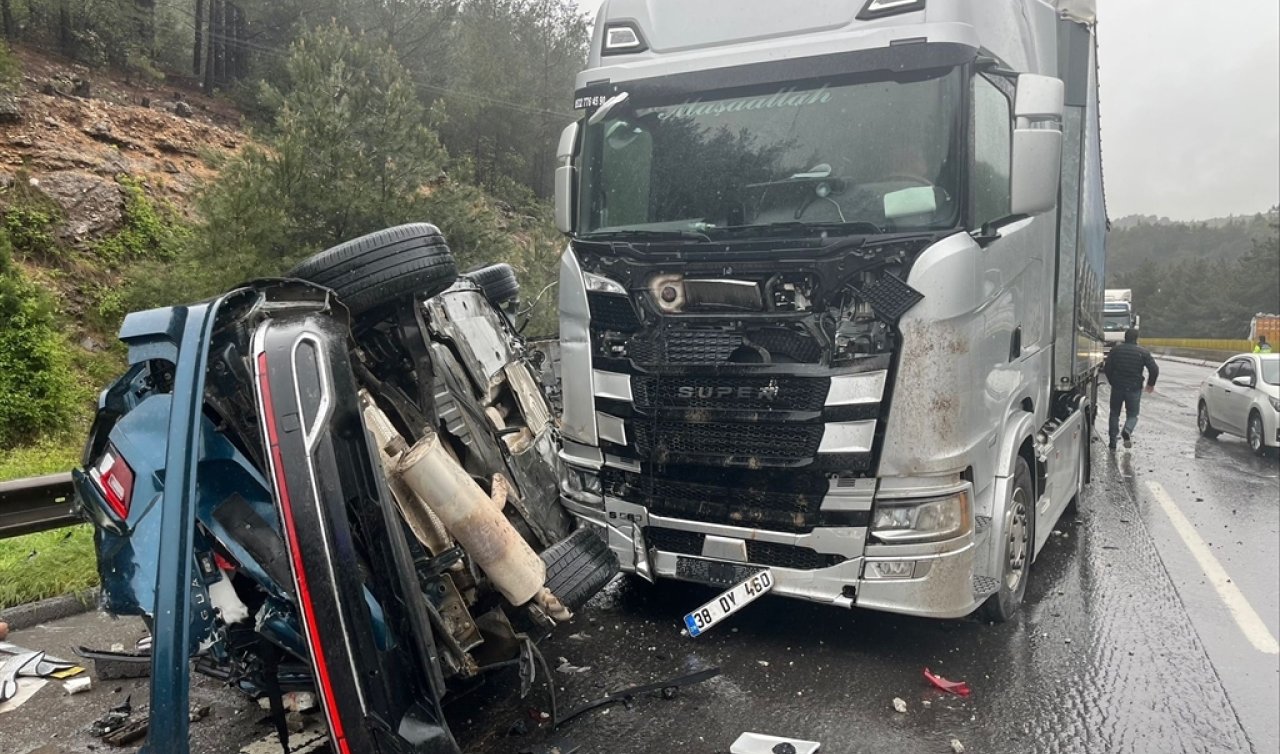 Tır karşı şeride geçip otomobille çarpıştı: 1 ölü 4 yaralı