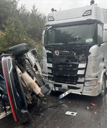 Tır karşı şeride geçip otomobille çarpıştı: 1 ölü 4 yaralı