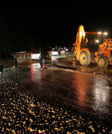 Sağanak ve heyelan vurdu: İstinat duvarı çöktü