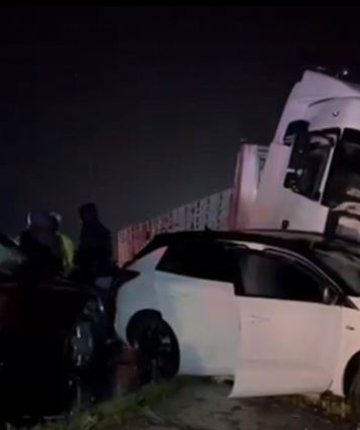 Karşı şeride geçen tır 6 aracı biçti! 4 kişilik aile yok oldu