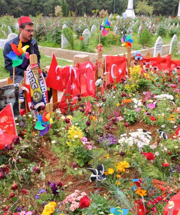 Okul saldırısında hayatını kaybeden çocukların ziyaretçileri eksik olmuyor