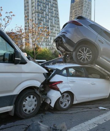 4 aracın karıştığı zincirleme kazada 5 kişi yaralandı