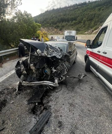 Otomobille çarpışan yolcu minibüsü yan yattı: Yaralılar var 