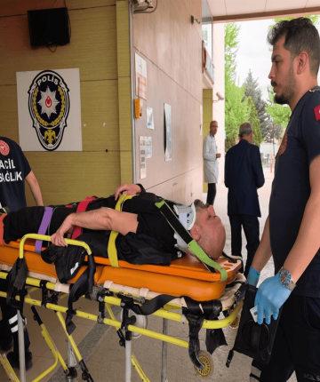 Devrilen motosikletin sürücüsü polis memuru yaralandı