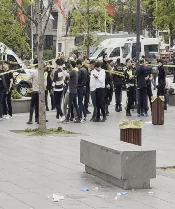 İskelede korku dolu anlar: Eli bıçaklı şahıs vatandaşlara saldırdı