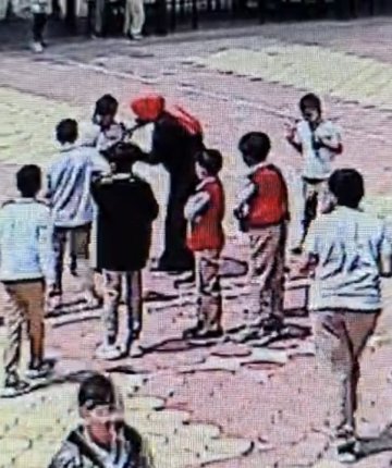Teneffüste fenalaşan öğrenciye öğretmenden hayat kurtaran müdahale
