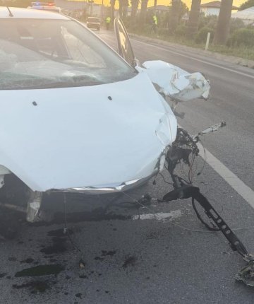 Refüje çarpan otomobildeki 3 kişi yaralandı