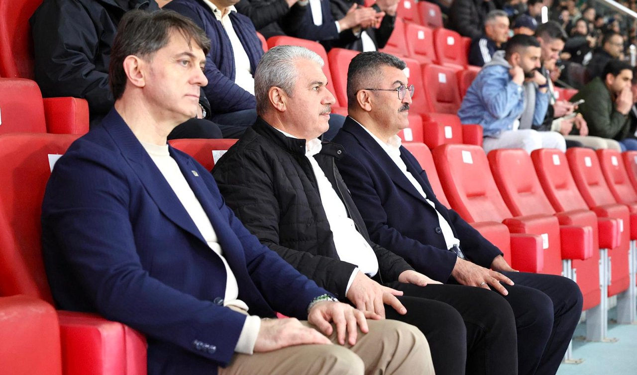 Vali Akın ve Emniyet Müdürü Koç Konyaspor-Fenerbahçe maçını tribünden izledi