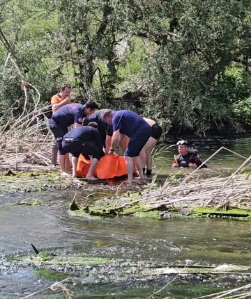 14 yaşındaki çocuk serinlemek için girdiği çayda boğuldu