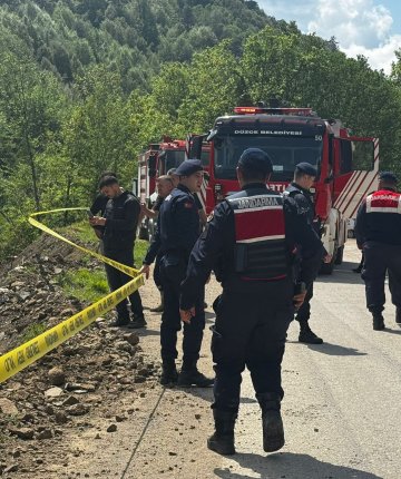 Minibüs dereye devrildi: 1 ölü