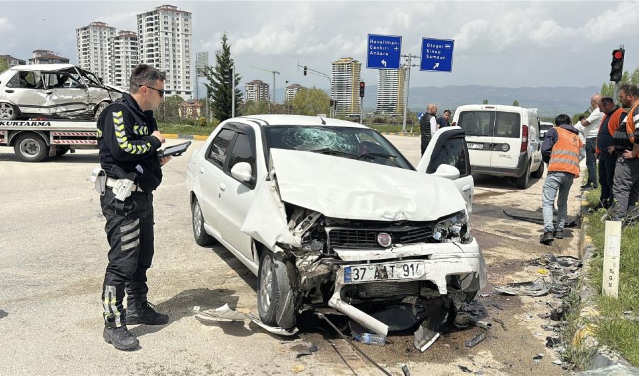 İki otomobil kavşakta çarpıştı: 8 yaralı