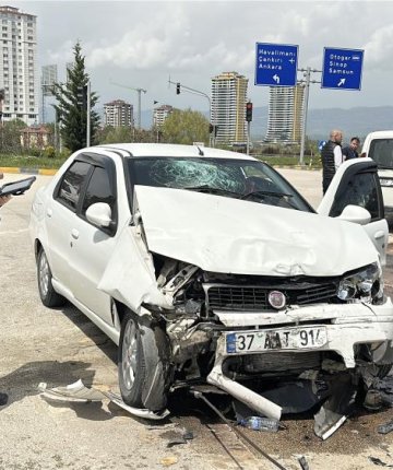 İki otomobil kavşakta çarpıştı: 8 yaralı
