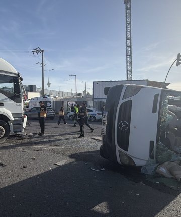 İşçi servisi ile tır çarpıştı: 1 ölü 7 yaralı